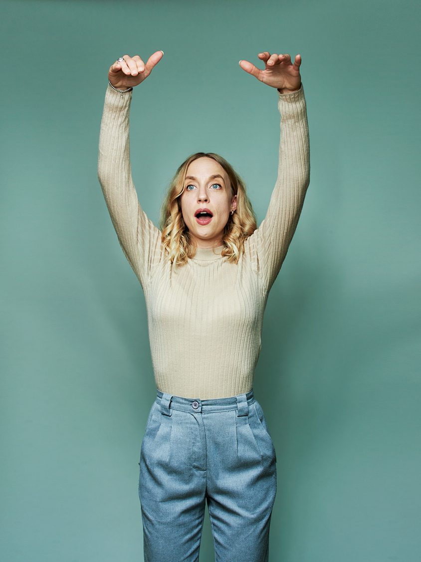 Die Mezzosopranistin Kristina Stanek macht Atemübungen mit Patienten, die nach einer Corona-Infektion unter Atemnot leiden 