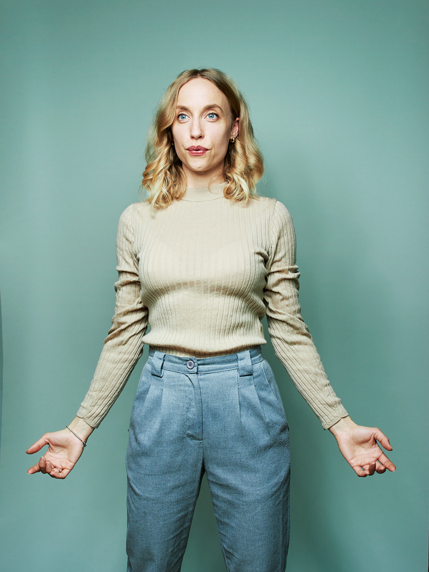 Die Mezzosopranistin Kristina Stanek macht Atemübungen mit Patienten, die nach einer Corona-Infektion unter Atemnot leiden 