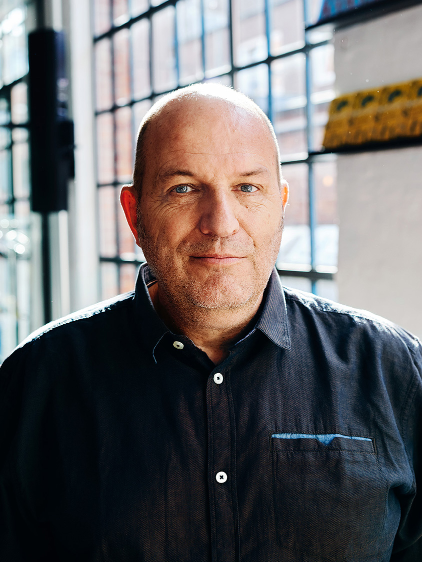 Kinderbuch Author Andreas Steinhöfel fotografiert am 1.10.2020 im Foyer des Carlsen Verlags in Hamburg