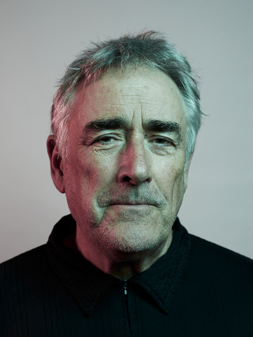 Jeremy Webster “Fred” Frith ist ein britischer Komponist, Improvisator, Multi-Instrumentalist und Hochschullehrer 