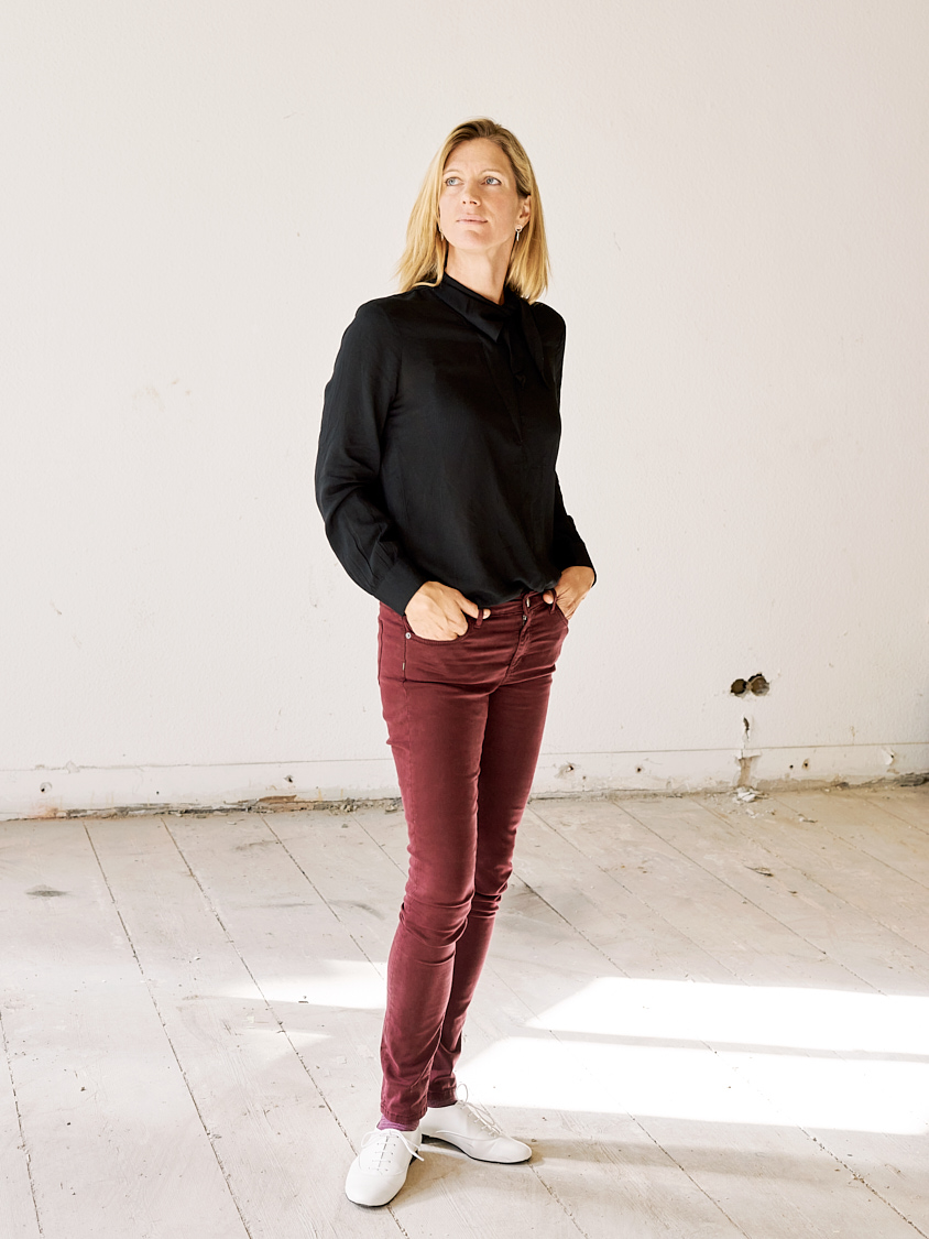 FRau im leeren Raum stehend 