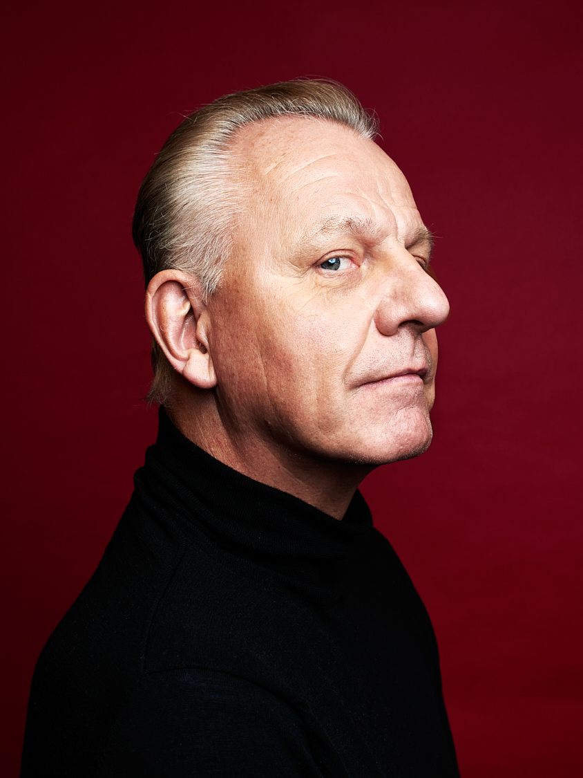 Man vor hintergrund studio