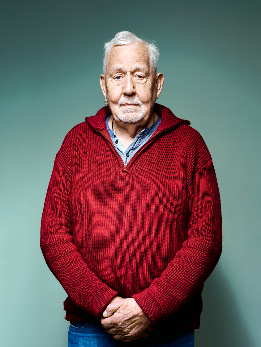 Rainer Ehlers gründete 1987 die Deutsche AIDS-Stiftung. Der Pfarrer im Ruhestand ist seit über 20 Jahren selbst HIV-positiv und unterstützt und betreut Menschen mit der selben Diagnose. Wir trafen uns zum Fototermin im Westin Hotel in Hamburg und sprachen über seine Arbeit, die Nordsee und vor allem das Leben – bevor er wieder mit der Fähre nach Helgoland aufbrach, wo er lebt. Die Bilder sind für einen Artikel über Wohltätigkeit und Nächstenliebe entstanden und im Spiegel erschienen.