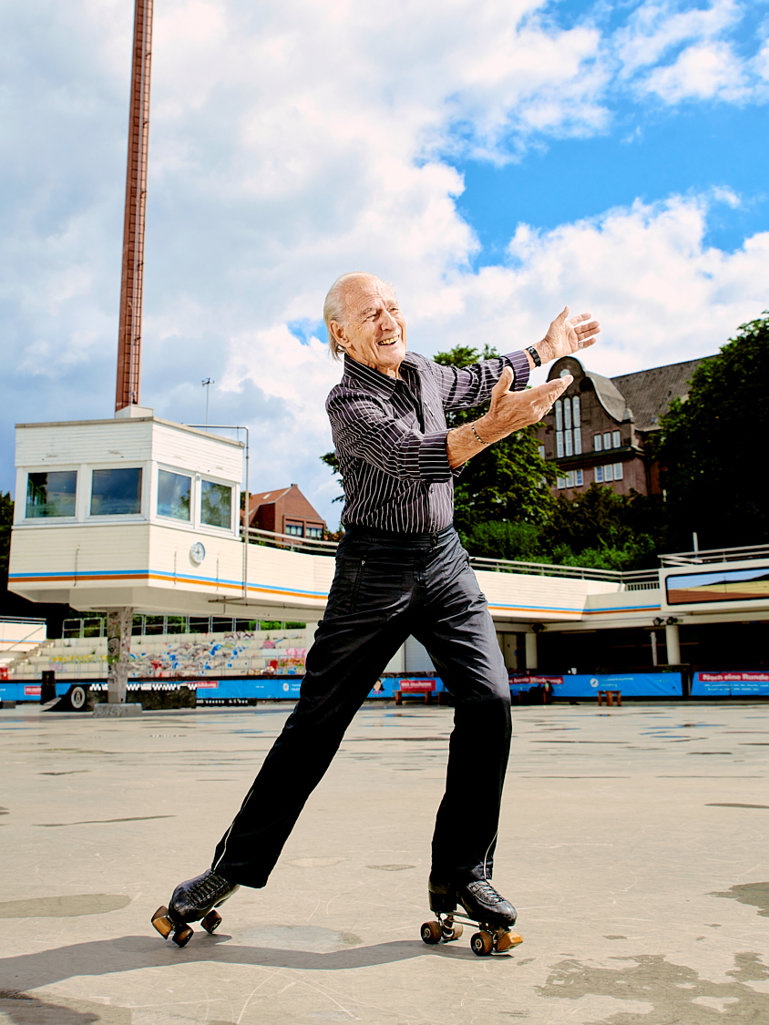 Heinz Germershausen, Vize-Europameister im Rollkunstlauf gibt im Nachhilfe im Schlittschuhlaufen, im Sommer wechselt er auf seine Rollschuhe. Planten un Blumen Hamburg.