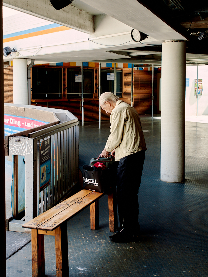 Heinz Germershausen, Vize-Europameister im Rollkunstlauf gibt im Nachhilfe im Schlittschuhlaufen, im Sommer wechselt er auf seine Rollschuhe. Planten un Blumen Hamburg.