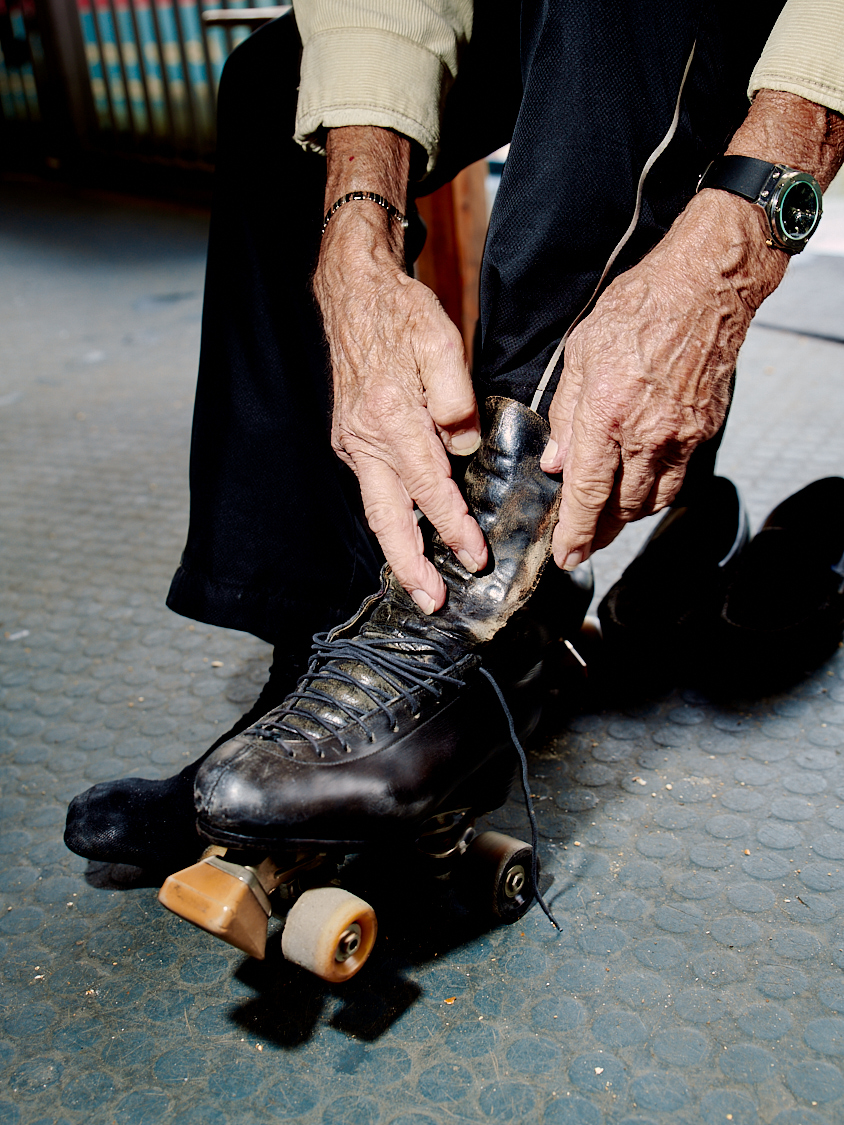 Heinz Germershausen, Vize-Europameister im Rollkunstlauf gibt im Nachhilfe im Schlittschuhlaufen, im Sommer wechselt er auf seine Rollschuhe. Planten un Blumen Hamburg.