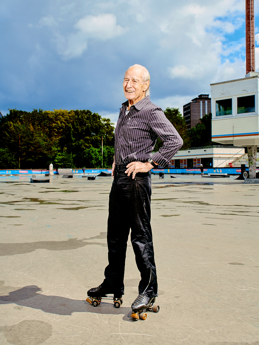 Heinz Germershausen, Vize-Europameister im Rollkunstlauf gibt im Nachhilfe im Schlittschuhlaufen, im Sommer wechselt er auf seine Rollschuhe. Planten un Blumen Hamburg.