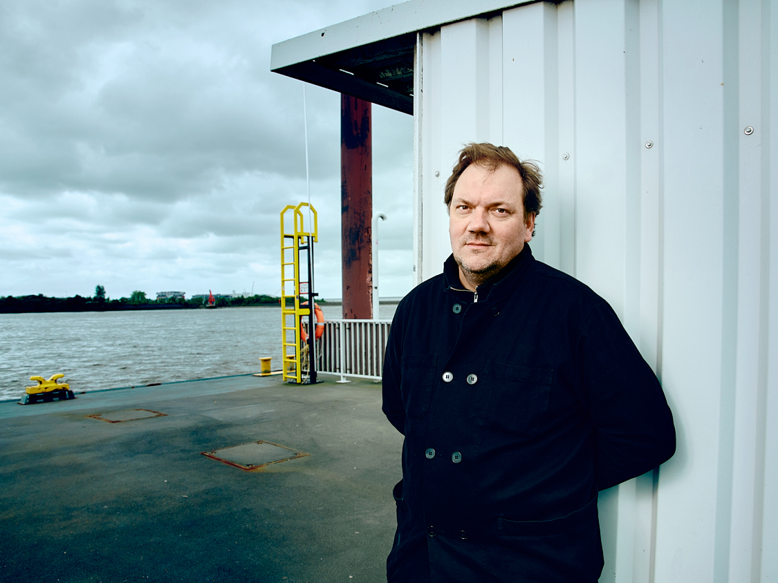 Der Hamburger Schauspieler Charly Hübner fotografiert am 17.05.23 am Anleger Teufelsbrück in Hamburg.