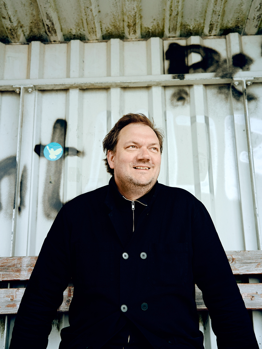 Der Hamburger Schauspieler Charly Hübner fotografiert am 17.05.23 am Anleger Teufelsbrück in Hamburg.