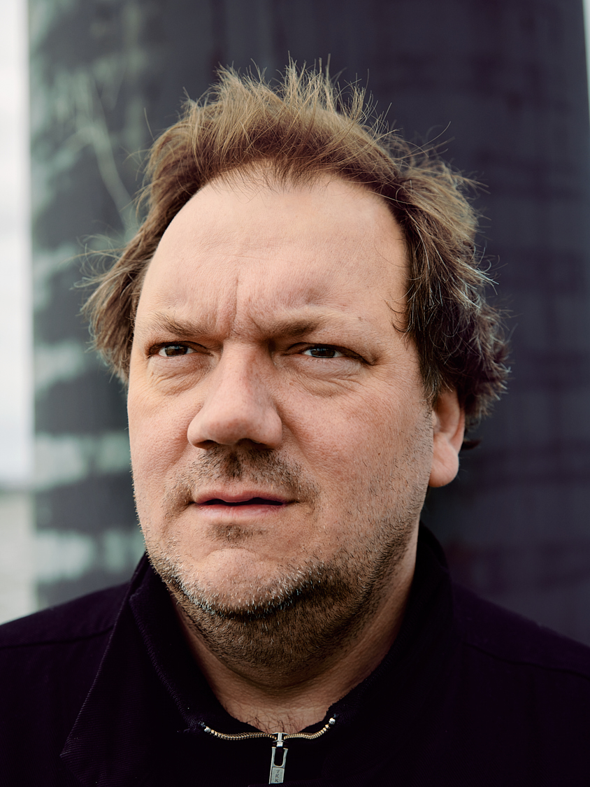 Der Hamburger Schauspieler Charly Hübner fotografiert am 17.05.23 am Anleger Teufelsbrück in Hamburg.