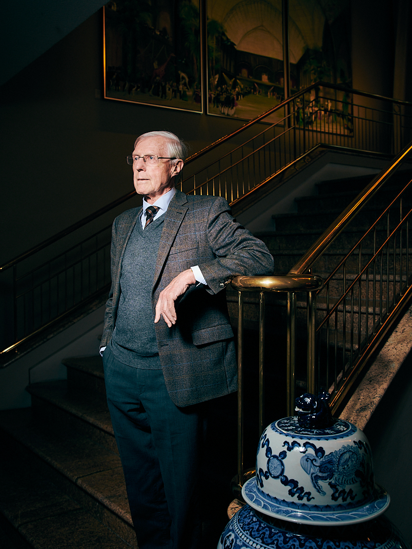 Mann an Treppe stehend 