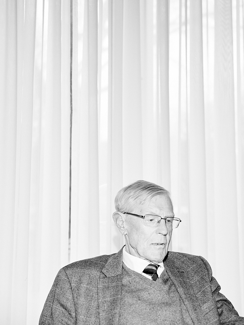 Mann an Treppe stehend 