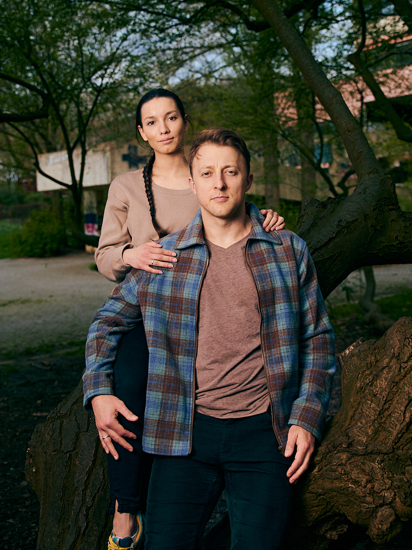 junges Paar Mann Frau im Park 