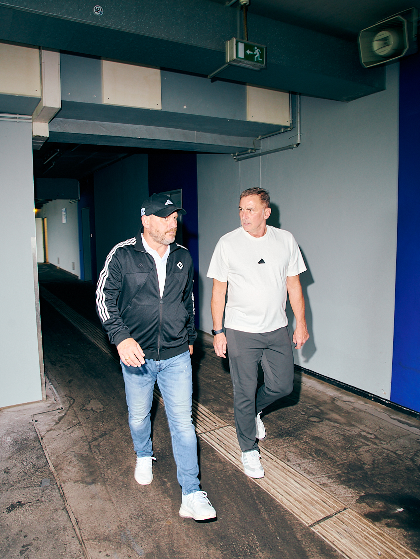 Zwei Männer im Fussballstadion 