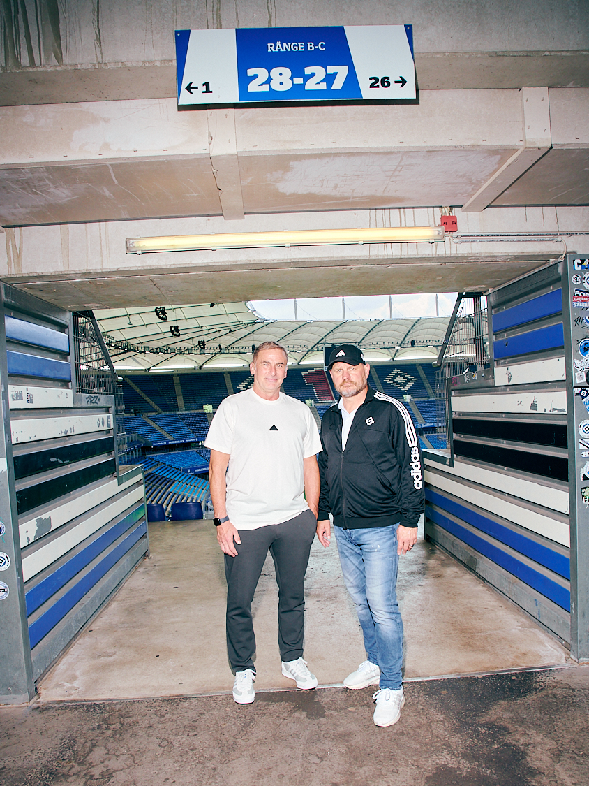 Zwei Männer im Fussballstadion 