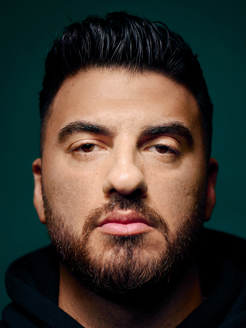 Tahsim Durgun, deutscher Content-Creator und Buchautor, bekannt für TikTok-Videos zu Sprache und Migration. 