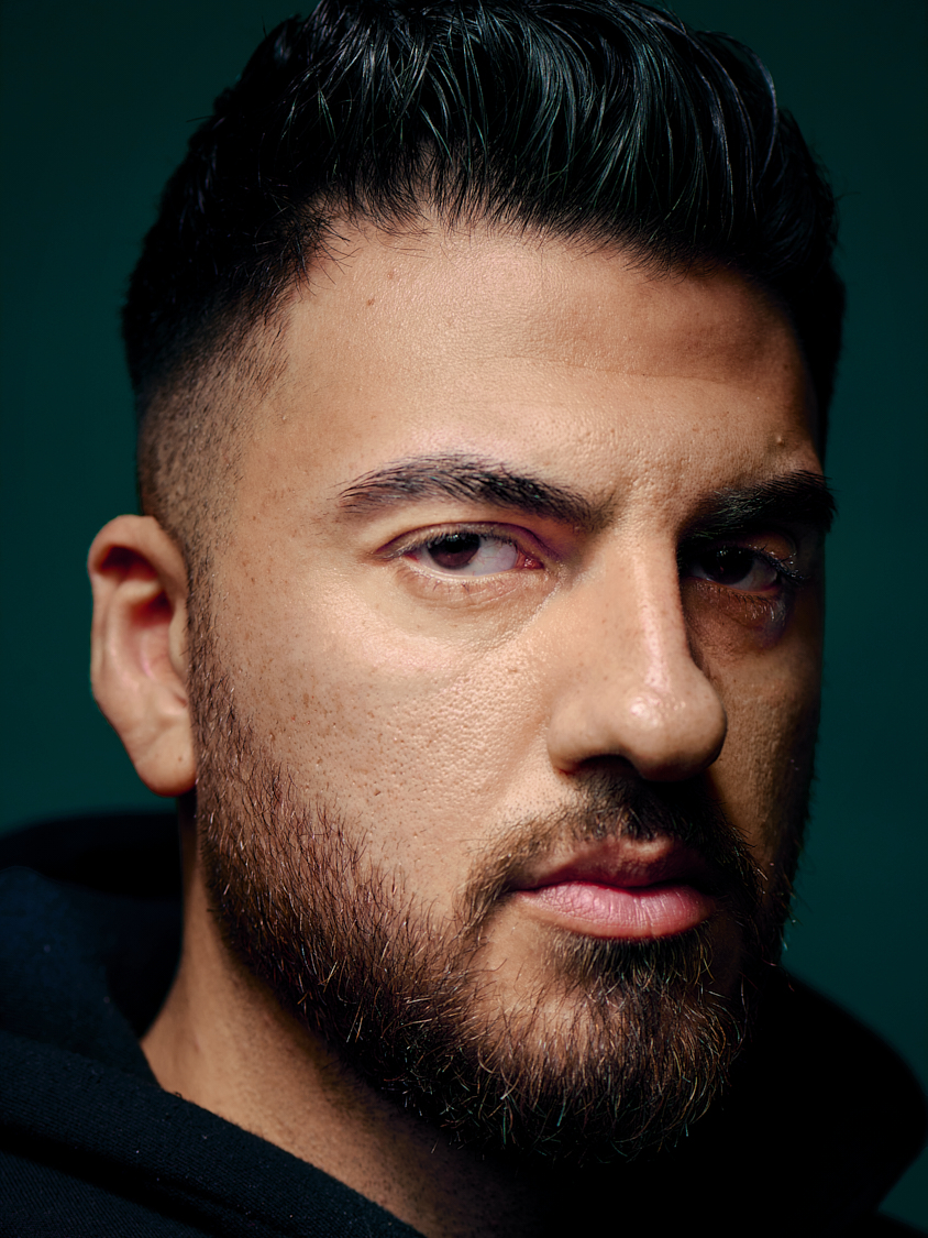 Tahsim Durgun, deutscher Content-Creator und Buchautor, bekannt für TikTok-Videos zu Sprache und Migration. 